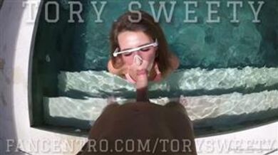 torysweet21 Onlyfans Pool Blowjob Video
