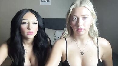 annakreed Chaturbate Topless Makeout Cam