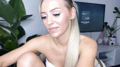 S_UZANKAA Bend Over Ass & Finger Pussy Showup