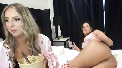 SophiaBellaxo Ass Shake Bend Over with Teen Friend Stripchat