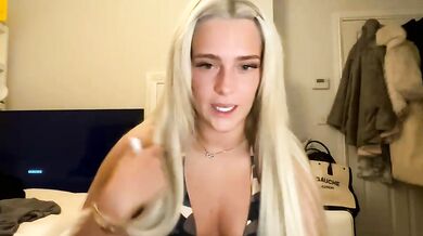 littleblonde010 Chaturbate Flash Tits & Pussy
