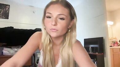 blondebunny88 Chaturbate Teen Topless Strip Nipslips