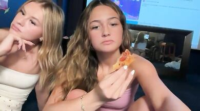 avaowenss Suck Underboob with Friend & Ass Bend Chaturbate