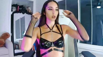 IzzyGreen Squirt on Face Live Stream Onlyfans
