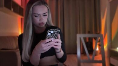 julia_rle Cam with Friend Sexy Tease Chaturbate