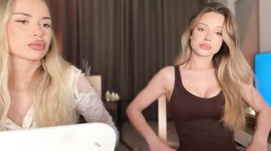 julia_rle Topless Handbra with Friend Show Nipslips Chaturbate