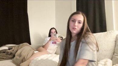 laylahlaylah1 Flash Boobs & Ass with Friend Chaturbate