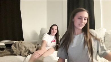 laylahlaylah1 Flash Boobs & Ass with Friend Chaturbate