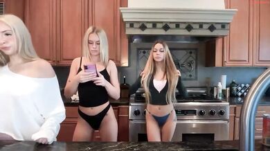 evebrooksss Topless Strip with Friends Chaturbate