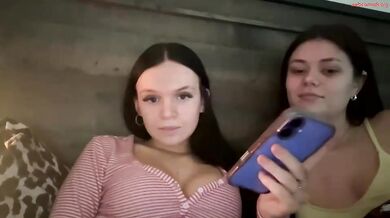 vivianreed22 Chaturbate Teen Friends Show Boobs