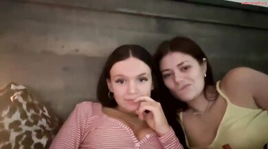 vivianreed22 Chaturbate Teen Friends Show Boobs