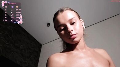 hoaarisa Tight Slim Model Topless Chaturbate