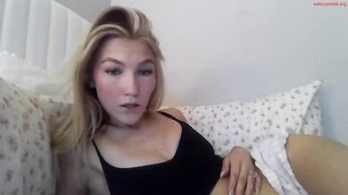 emmabrooksxo Chaturbate Petite 18 Year Old Flash Nipple & Pussy