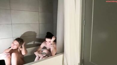 elliebrooksss summerclarkee Shower & Topless Bath Chaturbate