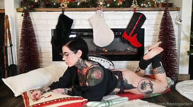 BeezzGarden Onlyfans Tattooed Model Dildo Cumshow