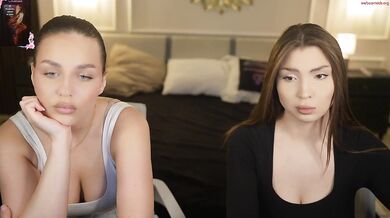 anabel054 Friends Show Boobs & Ass Chaturbate