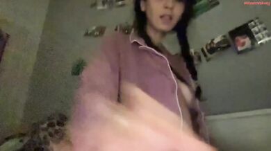 bimbolina2464 Chaturbate Young Brit Humping Pillow Topless