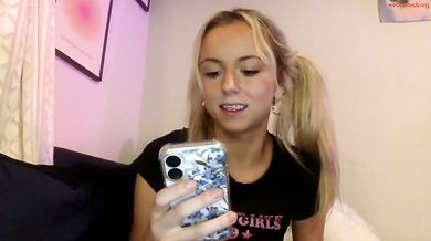 twofrens Chaturbate Blonde 18 Year Old Fingering Pussy