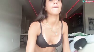 Valentina__xo Chaturbate Barely Legal 18 Year Old Topless Pillow Grinding