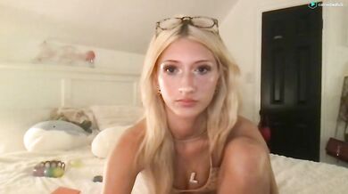 Prettylittlelivy Chaturbate 18 Year Old Humping Pillow Nude