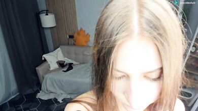 Merlehyon Chaturbate 18 Year Old Topless Handbra Tease